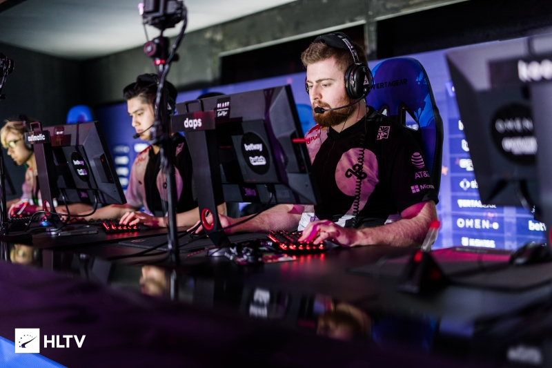 S联赛冠军被击败了？上单选手 Siwoo 展现了他的技能，作为 Dplus KIA 屠杀了整个战场，轻松击败了 T1 ！