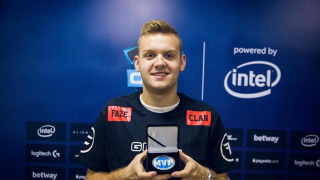 英雄联盟比赛：Kid峡谷之巅偶遇Perkz，双方交流整活